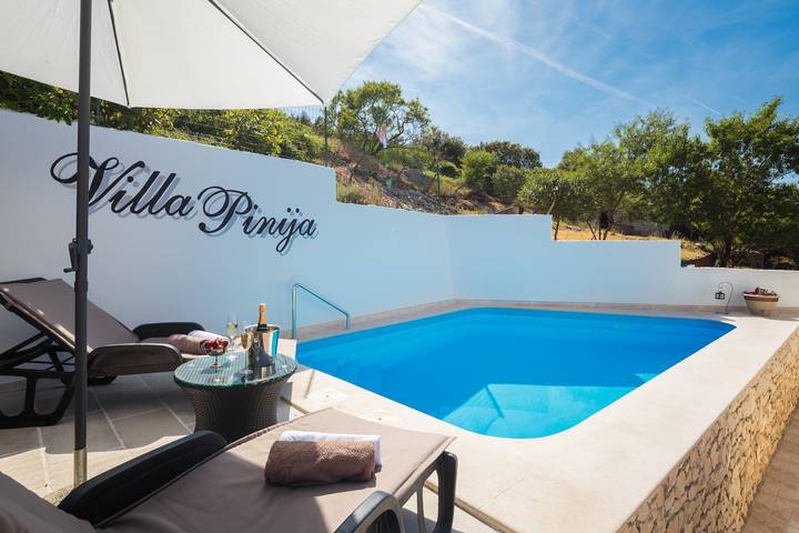 Ferienhaus für 6 Personen, mit Balkon und Terrasse sowie Garten und Pool auf Brac