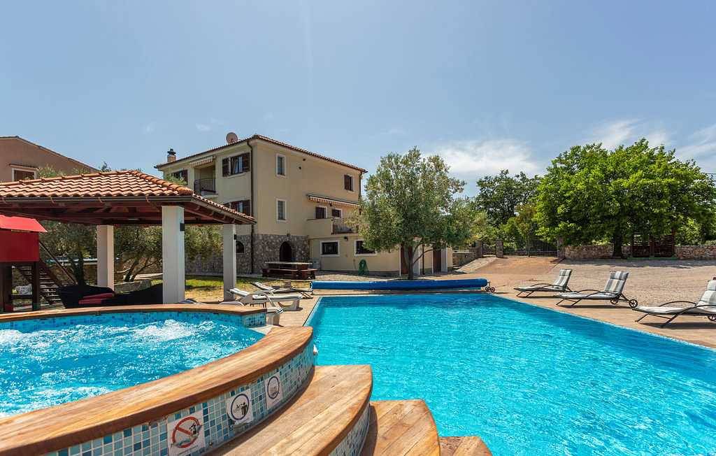 Villa für große Gruppen mit 60m2 Pool, Whirlpool, Sauna, Fitness, Spielplatz und Weinkeller in Dobrinj, Krk