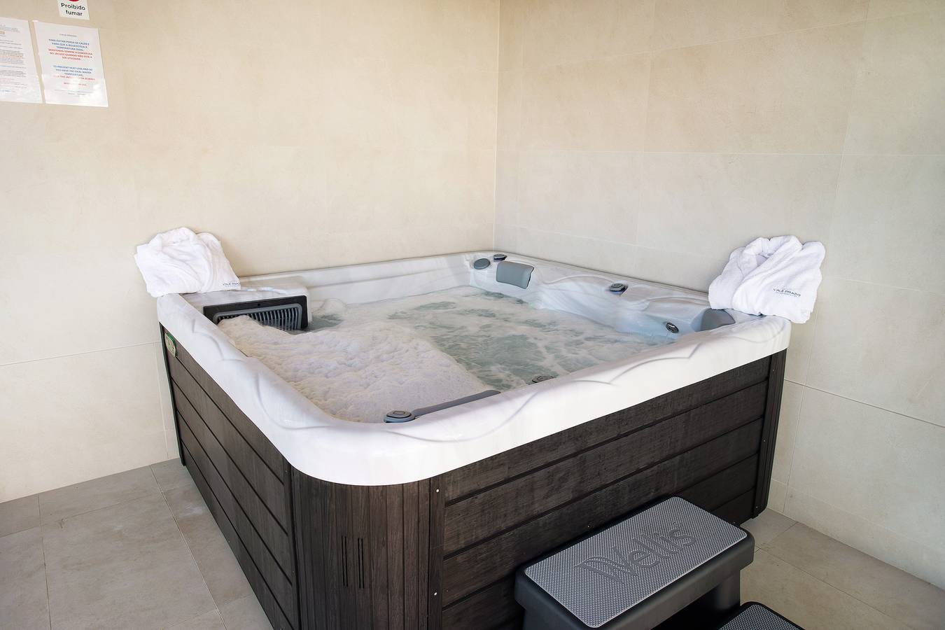 Villa 'Rosa Com Piscina E Jacuzzi' with Mountain View, Wi-Fi and Air Conditioning in Salir de Matos, Leiria District
