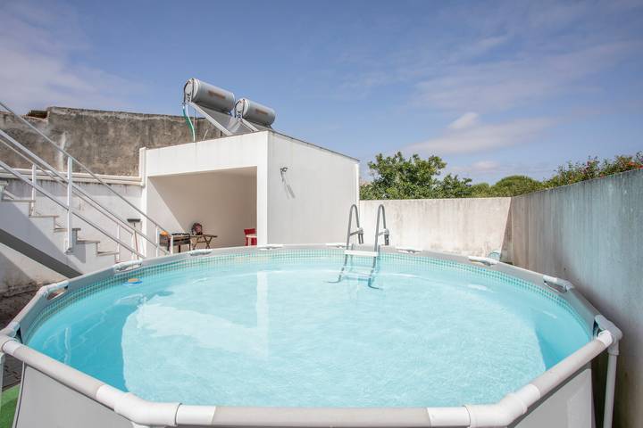 Apartamento entero, Apartamento 'Casa "O Chafariz"' con vistas a la montaña, piscina privada y terraza compartida in Amoreira, Leiria District