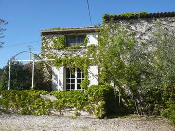 Gîte pour 3 personnes, avec jardin ainsi que terrasse et piscine, animaux acceptés dans les Bouches-du-Rhône
