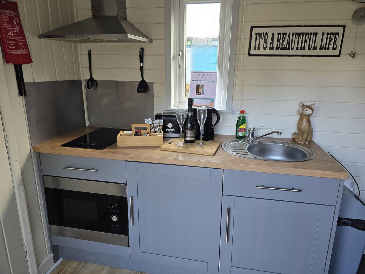 Glamping Hut - Sleeps 2, hot tub & parking in Powys