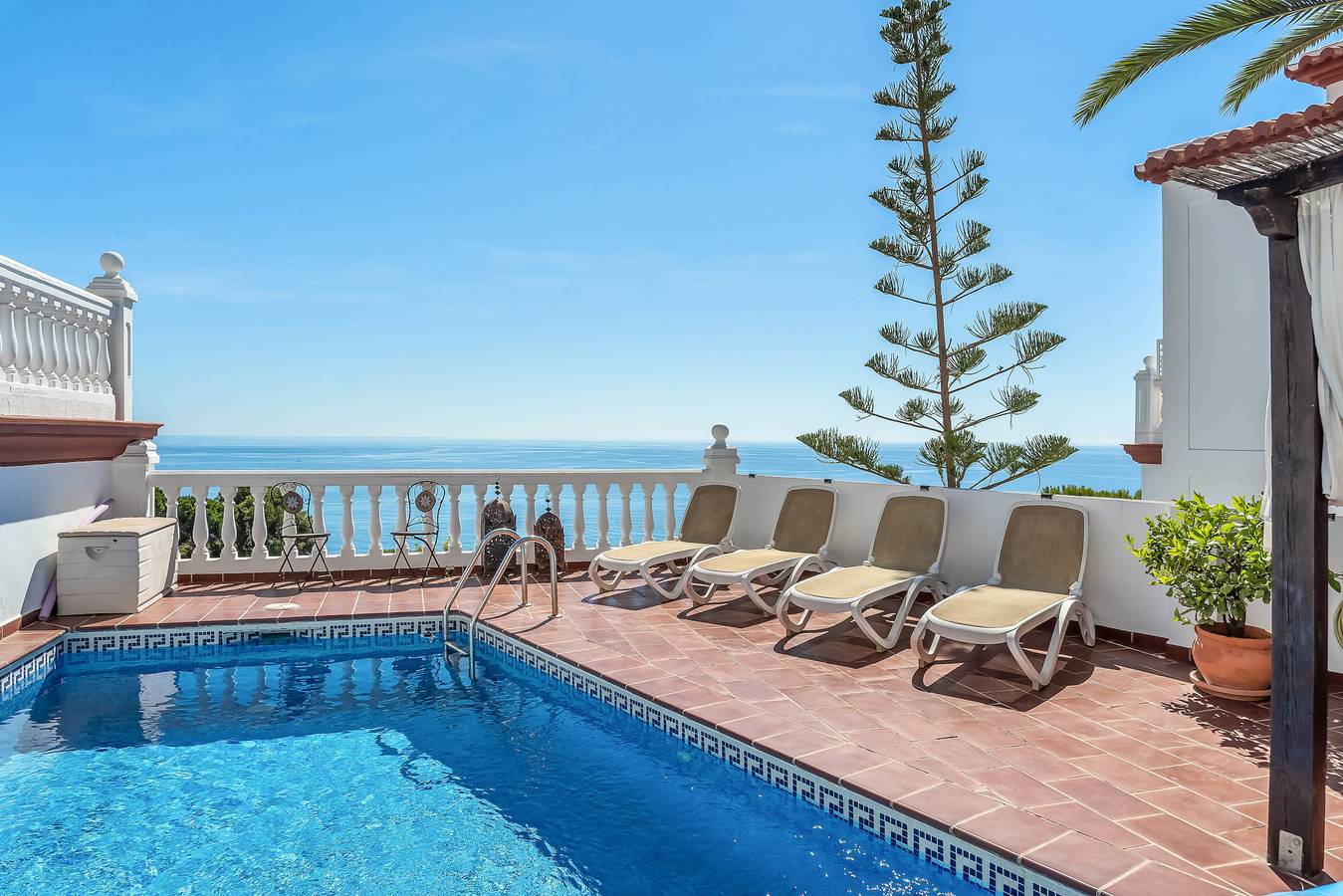 Villa för 4 Personer med terass in Urbanización Ladera del Mar, Nerja