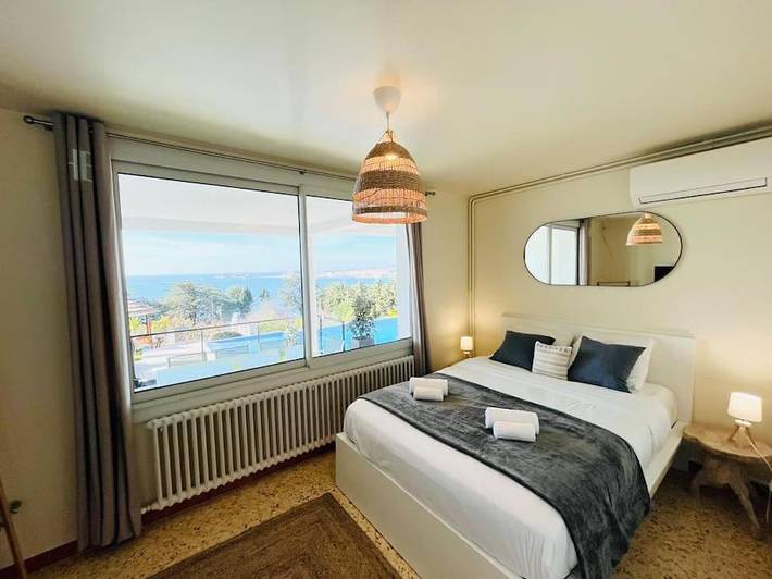 Location de vacances pour 8 personnes, avec Terrasse ainsi que Piscine et Vue dans Plage Doree Sanary Sur Mer - 3