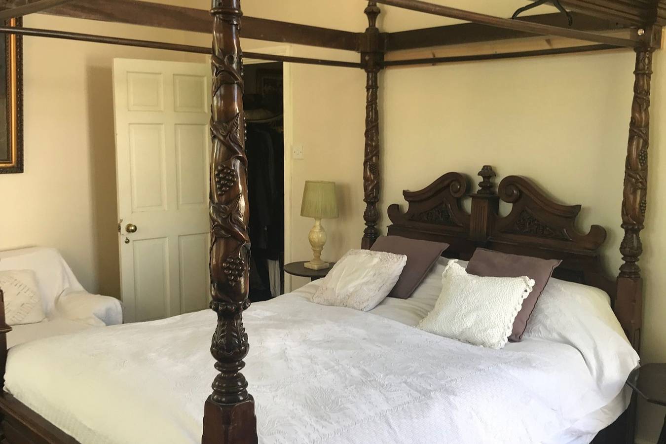 2 Bed House - Sleeps 6 - Garden, Pets, Parking in Cheltenham, Gloucestershire