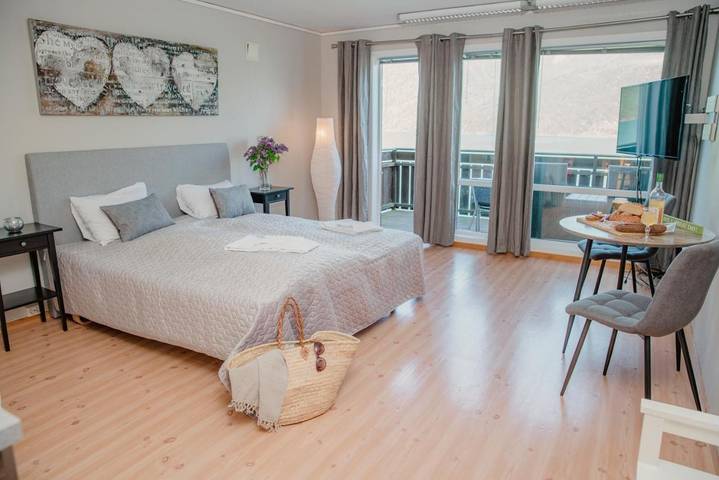 Ferienwohnung für 2 Personen, mit Balkon und Terrasse sowie Ausblick in Etne