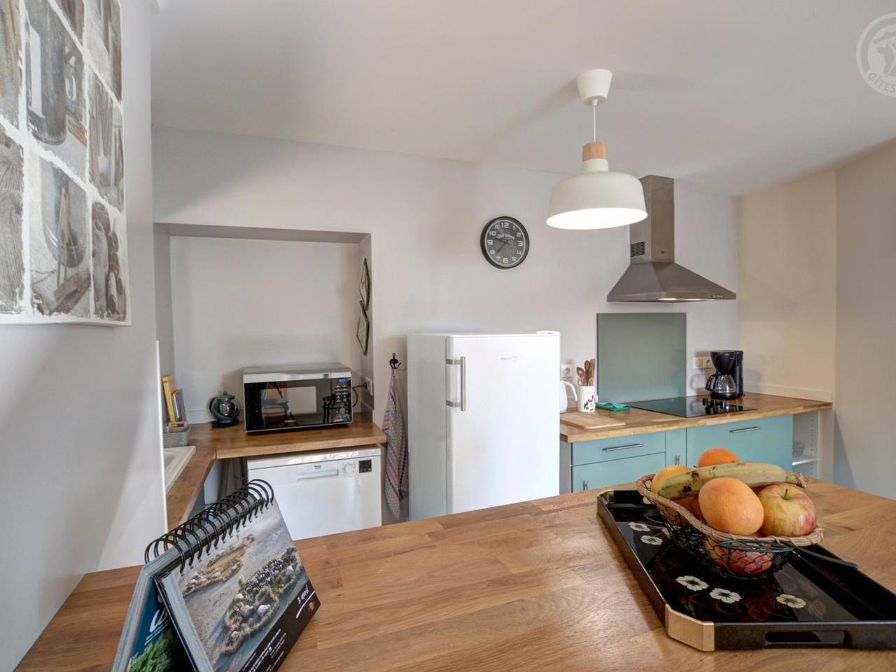 Appartement entier, Charmant appartement au-dessus d'un salon de thé avec patio et décoration contemporaine in Chazelles-sur-Lyon, Montbrison