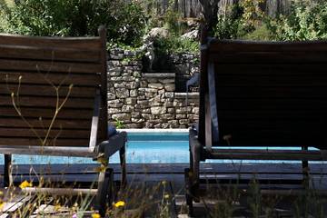 Gîte pour 2 personnes, avec terrasse ainsi que piscine et jardin à Cheval-Blanc