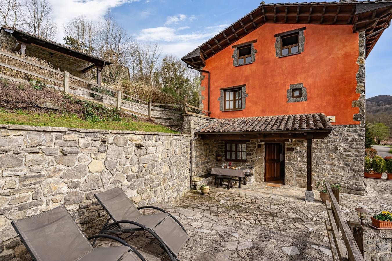 Apartment 'Acebu' mit Bergblick, privater Terrasse und Wlan in Cangas de Onís, Provincia de Asturias