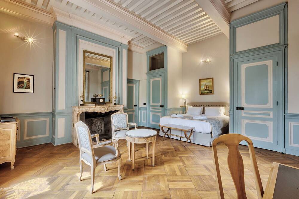 Chateau De Burnand (officiel). 11 suites. Piscine chauffée. Sauna. Hammam. in Burnand, Région de Mâcon