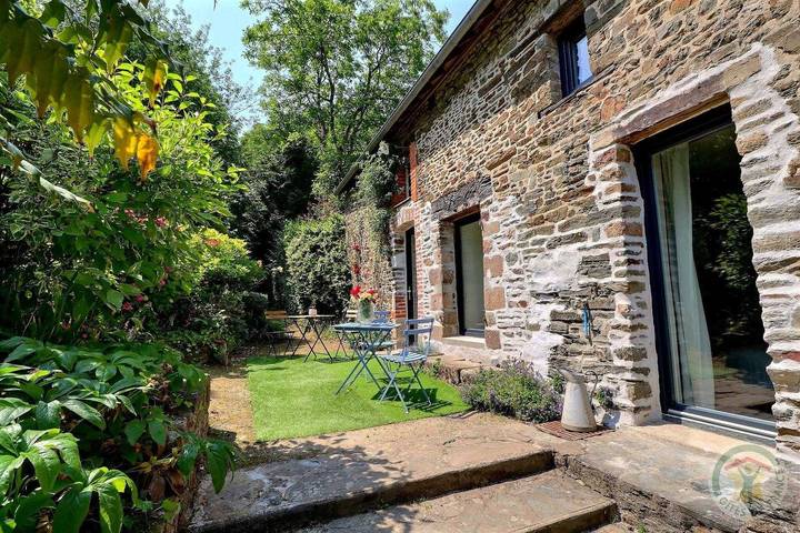 Location de vacances pour 2 personnes, avec jardin à Pleine-Fougères
