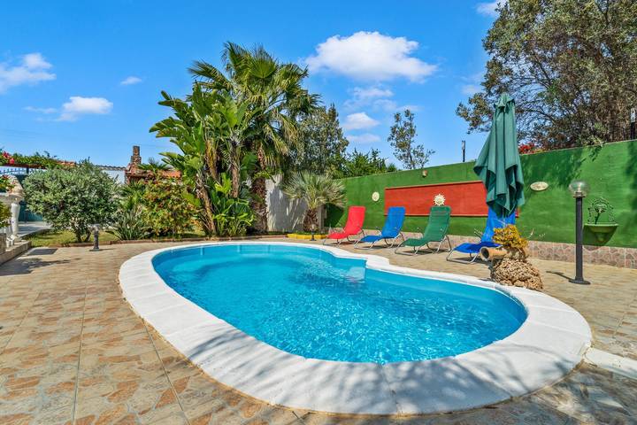 Villa "Angela" con vista sulle montagne, piscina privata e aria condizionata in Quartu Sant'Elena, Campidano
