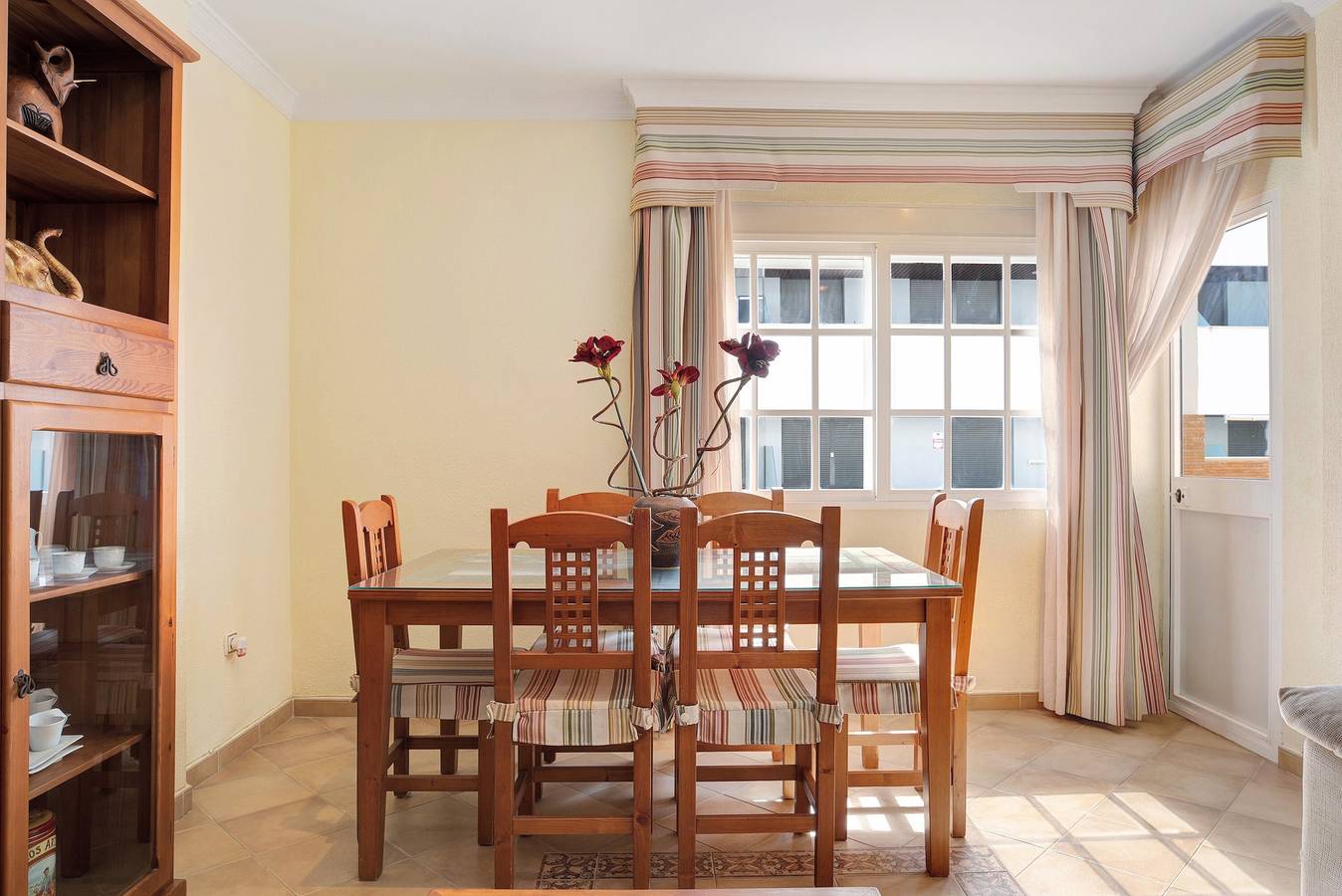 Apartamento entero, Apartamento 'El Tajo' con vistas al mar, terraza privada y Wi-Fi in Playa Barbate, Barbate