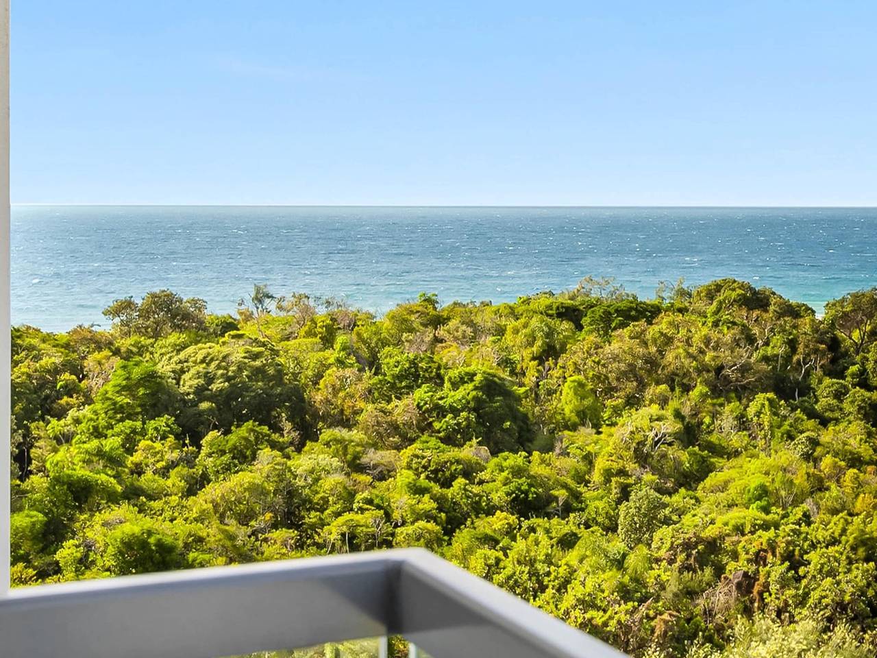 Entire apartment, Waterfront 2-Bed Oasis - Pool, Steam, Jacuzzi, Gym in Sunshine Coast