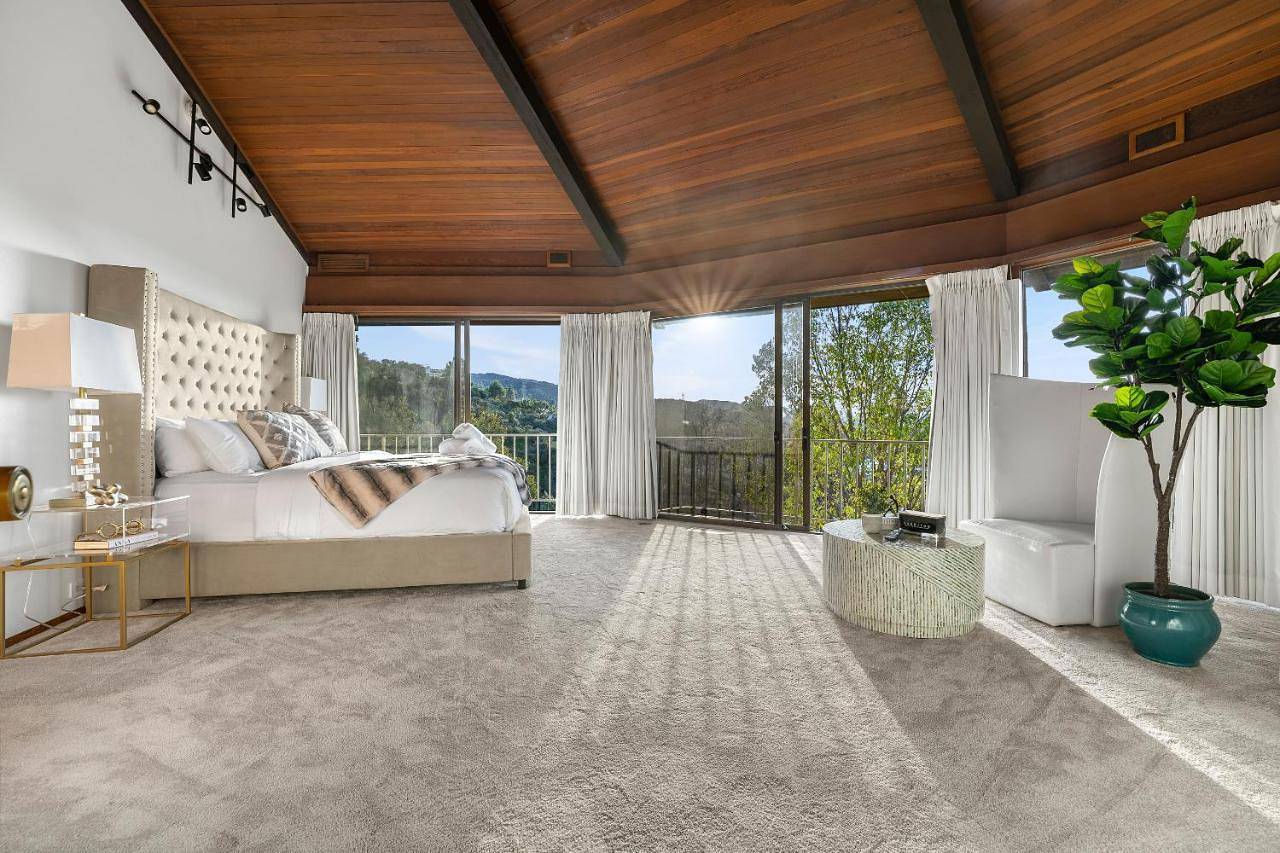 Via Vallarta in Los Angeles, San Fernando Valley