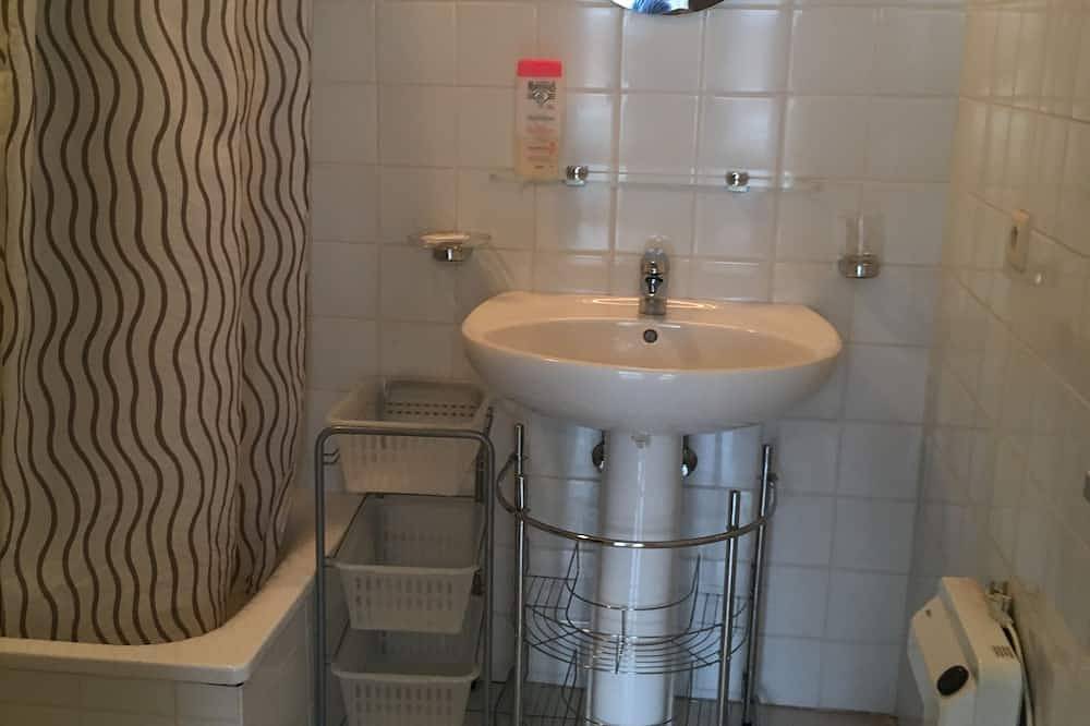 Geheel appartement, Drop off your suitcases: Convenient, comfortable and very clean Erasmus in Gembloers, Regio Namur