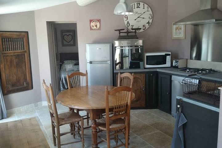 Gîte pour 4 personnes, avec terrasse ainsi que piscine et jardin