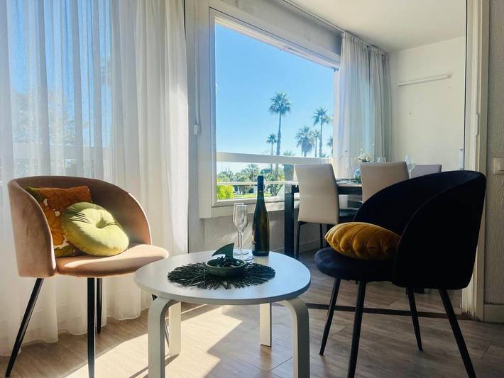 Gîte pour 3 personnes, avec terrasse et vue dans Gare D Antibes