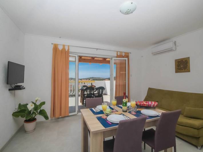 Ferienwohnung für 4 Personen, mit Balkon und Garten in Jezera