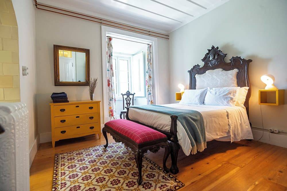 Junqueira Gardens - large restored old house with garden and private pool in Lisbon, Costa de Lisboa
