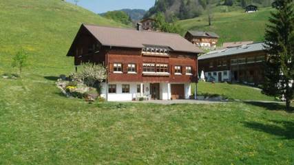 Gîte pour 2 personnes, avec balcon et jardin, adapté aux familles à Schoppernau