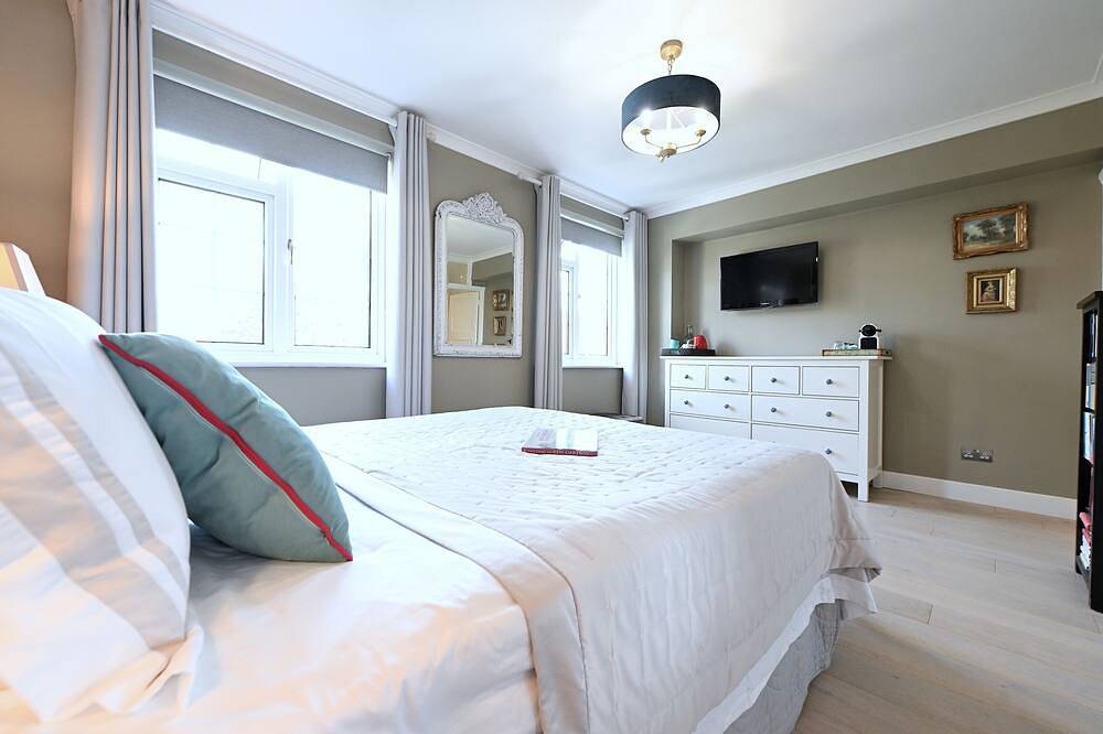Luxury room in Richmond: ensuite, parking and 2 free tickets to Kew Gardens in Richmond upon Thames, London
