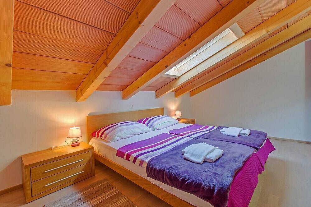 Ganze Wohnung, Ferienwohnung Rose mit großem beheiztem Pool 50m2 und Meerblick in Nerezine, Kvarner Inseln