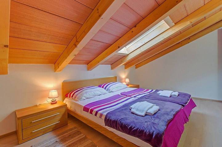 Ganze Wohnung, Ferienwohnung Rose mit großem beheiztem Pool 50m2 und Meerblick in Nerezine auf der Insel Lošinj in Nerezine, Lošinj (Kvarner Bucht)