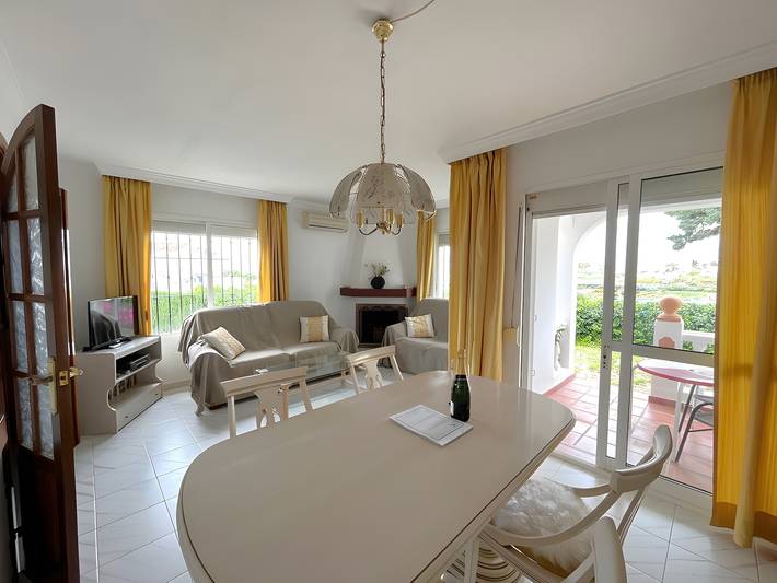 Apartamento para 4 personas, con balcón además de jardín y piscina para niños en Torrox