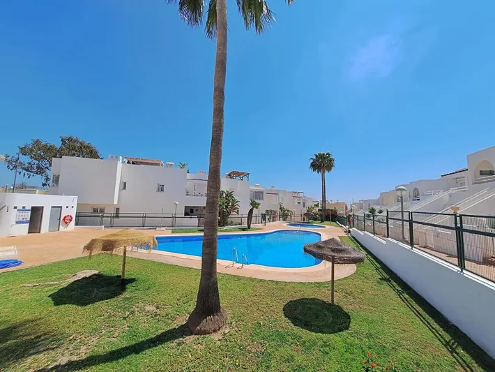 Apartamento de vacaciones para 4 personas, con jardín además de piscina y terraza - 1