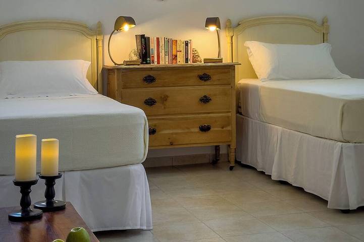 Location de vacances pour 4 personnes, avec Balcon ainsi que Jardin et Piscine dans Folégandros - 2