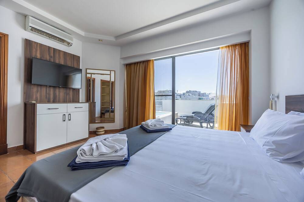 Ganze Wohnung, For those who prefer to cook their own meals, this kitchen is well-equipped and is a beautiful space to create heartly dishes!! <br>Towels and linen are included, Kettle, Toaster, Hair dryer, Washing machine, coffee maker, dishwasher, microwave. in il-Mellieha, Mellieha