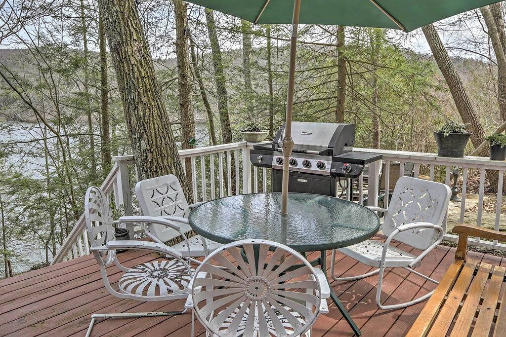 Lakefront New Preston Cottage mit Dock & Feuerstelle! in Litchfield County