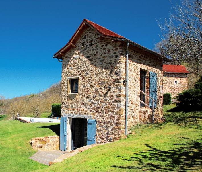 Maison de campagne pour 2 personnes, avec terrasse et vue, animaux acceptés à Saint-Rémy (Aveyron)