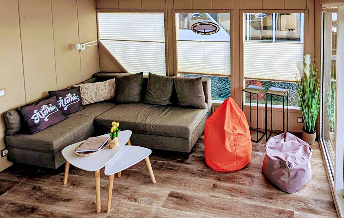 Hausboot am Meer mit Terrasse & WiFi, 400m zum Strand in Röbel, Müritz