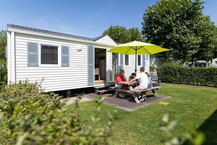 Vakantiepark voor 4 personen, with Terras and Tuin as well as Kinderzwembad and Uitzicht op het meer in Vlaanderen