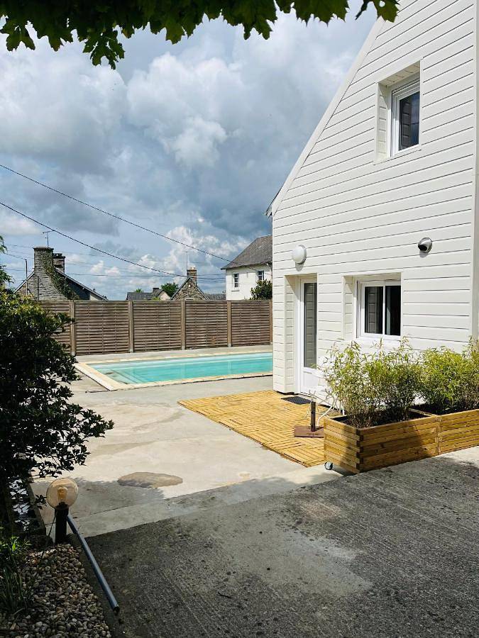Gîte pour 2 personnes, avec piscine ainsi que vue et jardin à Sourdeval