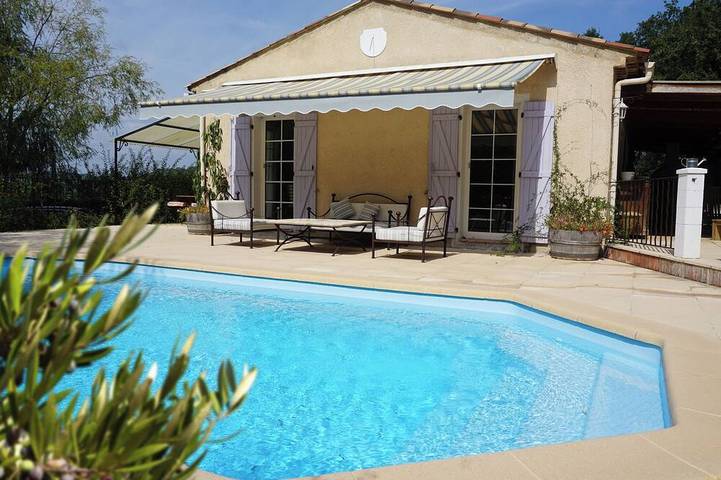 Location de vacances pour 8 personnes, avec piscine à Châteauvert