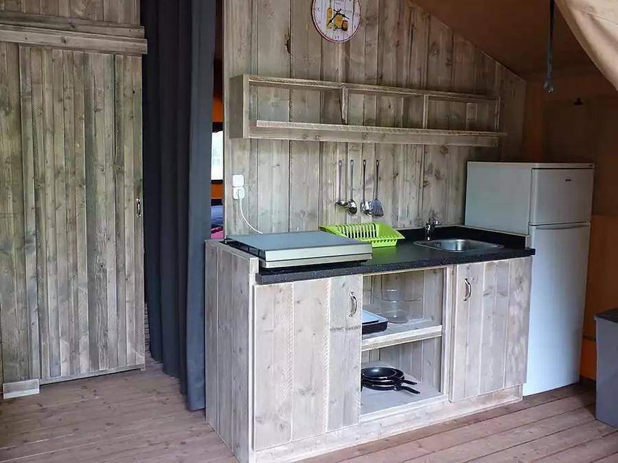Flower Camping Jas du Moine - Tente en toile et en bois 4 personnes - Safari Confort 27m² - 2 chambres + terrasse couverte in Salignac, Région de Forcalquier
