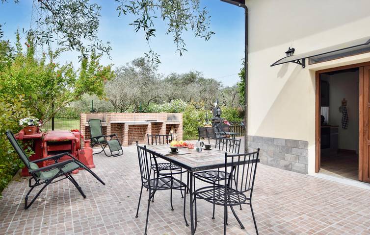 Entire holiday apartment, Cozy Apartment near City Center with WiFi & Parking in Santo Stefano di Magra, Natural Park of Montemarcello-Magra-Vara