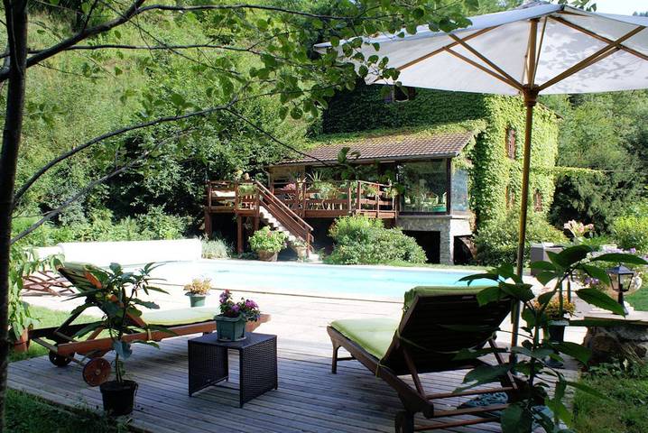 Chambre d’hôte pour 2 personnes, avec piscine ainsi que jardin et jacuzzi à Saint-Victor-Montvianeix