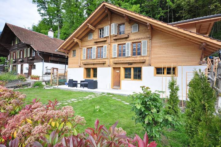 Ferienwohnung für 10 Personen, mit Balkon und Whirlpool sowie Garten in Ringgenberg