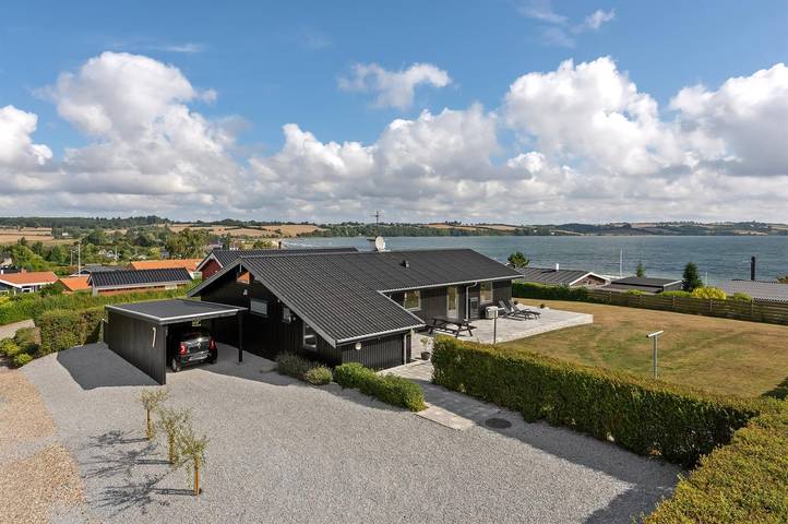 Ferieudlejning for 4 personer, med terrasse og have i Vemmingbund