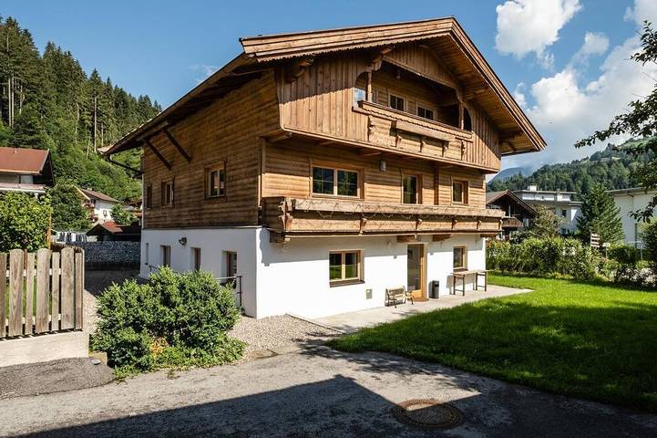 Chalet voor 25 personen, with tuin and balkon as well as sauna, met huisdier in Hopfgarten im Brixental