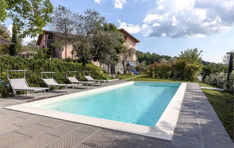 Oasi a bordo piscina a Fivizzano: AC, parcheggio e giardino in Fivizzano, Massa-Carrara