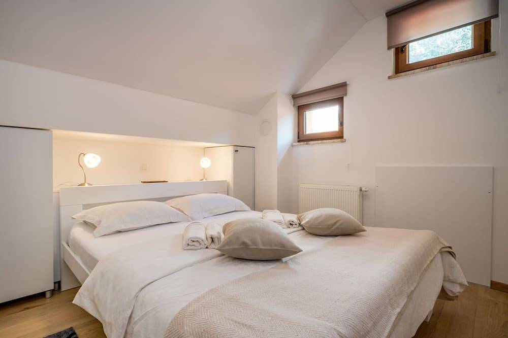 Wunderbares alleinstehendes Ferienhaus mit privatem Pool,  W-Lan, Tv, Terrasse und Haustiere erlaubt in Jablanac, Naturpark Velebit