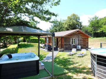 Gîte pour 4 personnes, avec piscine et jardin ainsi que jacuzzi et terrasse dans le Gers