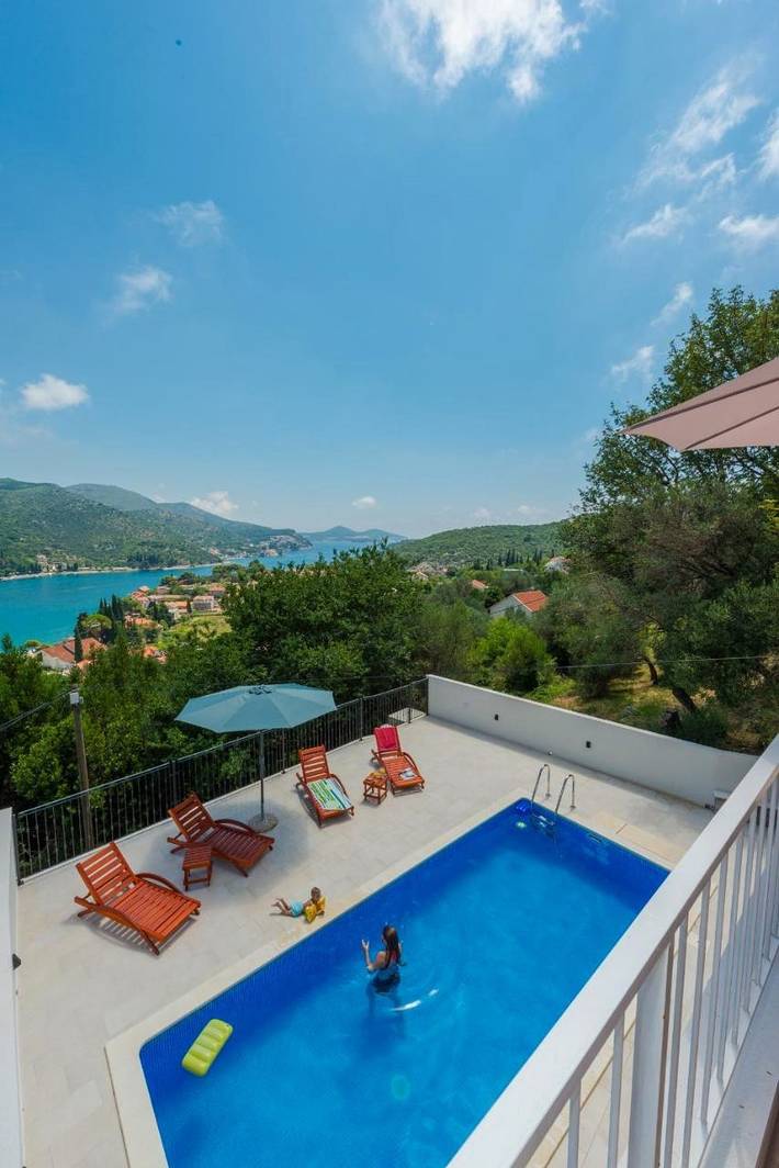 Chalet para 10 personas, con vistas además de piscina y terraza - 1
