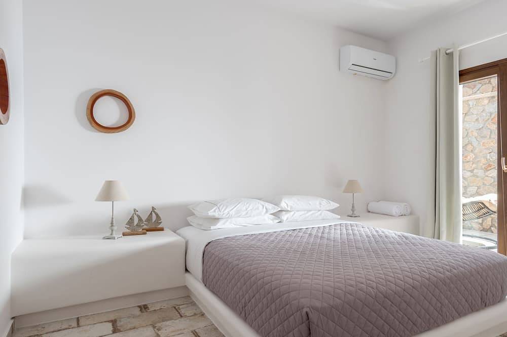 Geheel appartement, Elia Residences luxury 1 bedroom apartment ( right ) in Karterados, Santorini