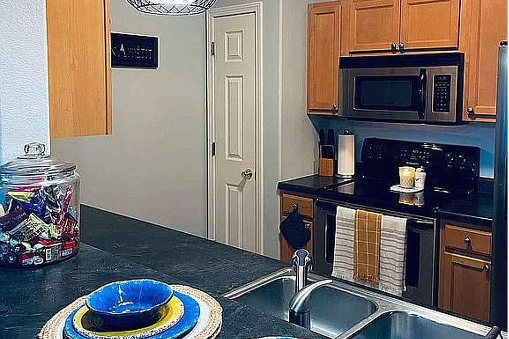 Ganze Wohnung, Brand New Hardwood Floors! Beautiful views, walk to Strip, shopping and fun! in Lake Ozark, Lake of the Ozarks